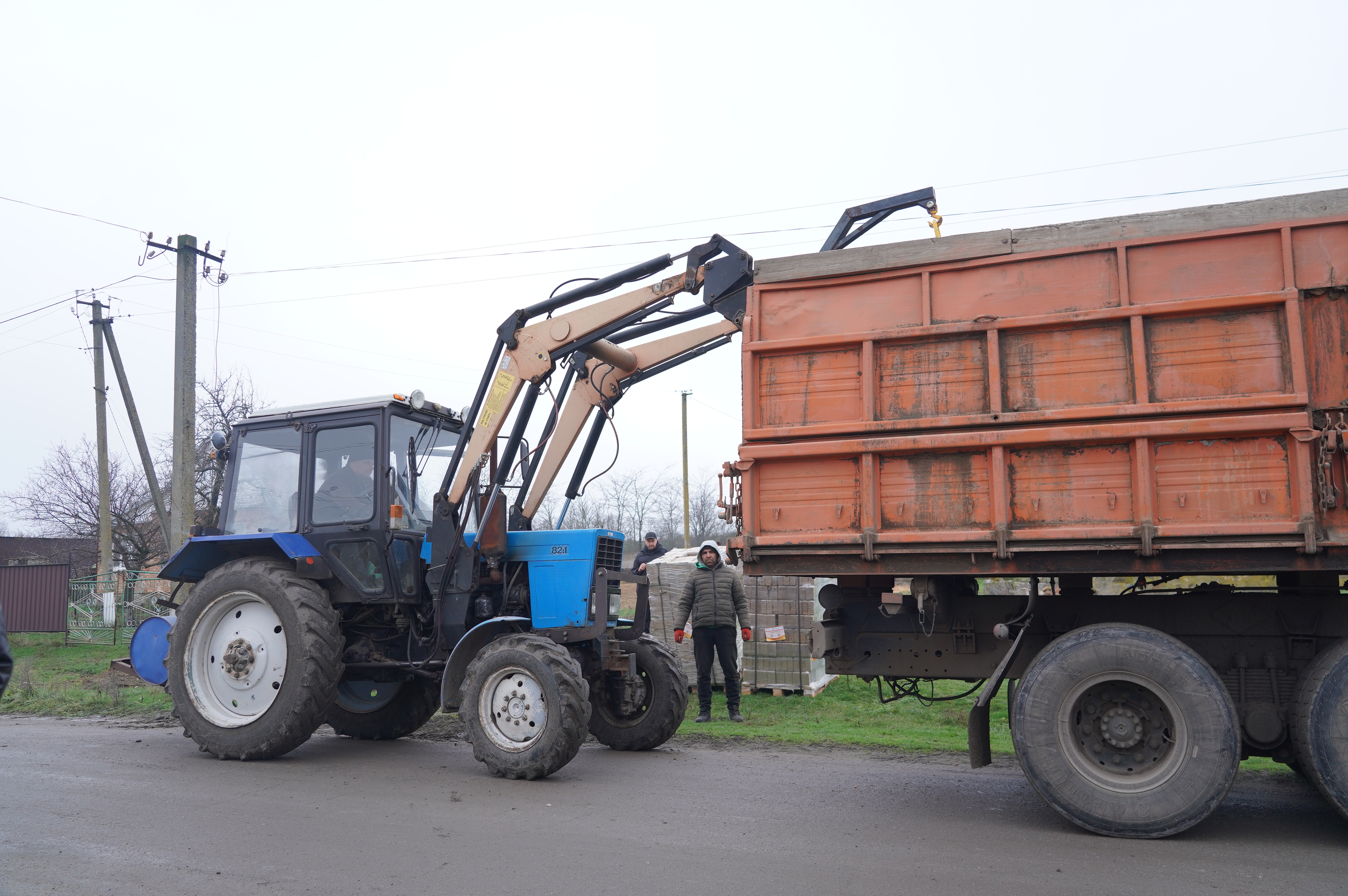 У Нікопольському районі мешканці прифронтових громад отримують пелети для опалення 12 DOR03451